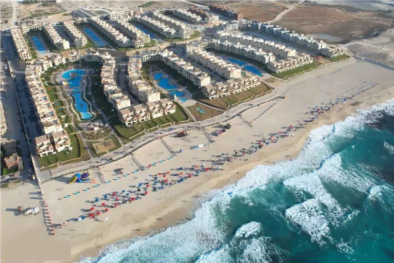 قرية La Sirena الساحل الشمالي — صورة جوية للشاليهات بمسابح خاصة ممتدة حتى الشاطئ الرملي