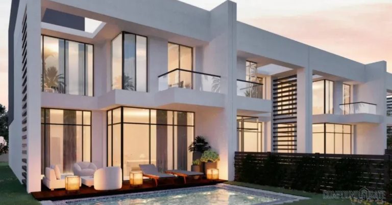 كمبوند Lake West 1 في غرب القاهرة — تصور معماري لفيلا فاخرة بواجهات زجاجية واسعة ومسبح خارجي بإضاءة ليلية