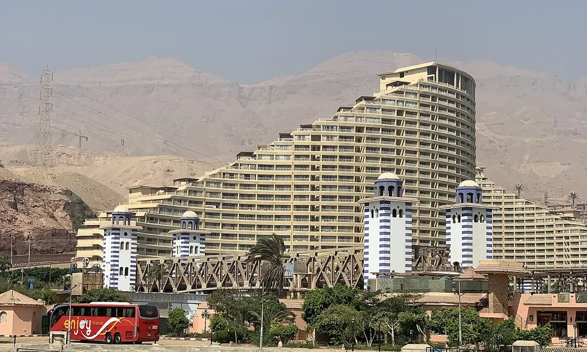 الساحل والجبال في العين السخنة