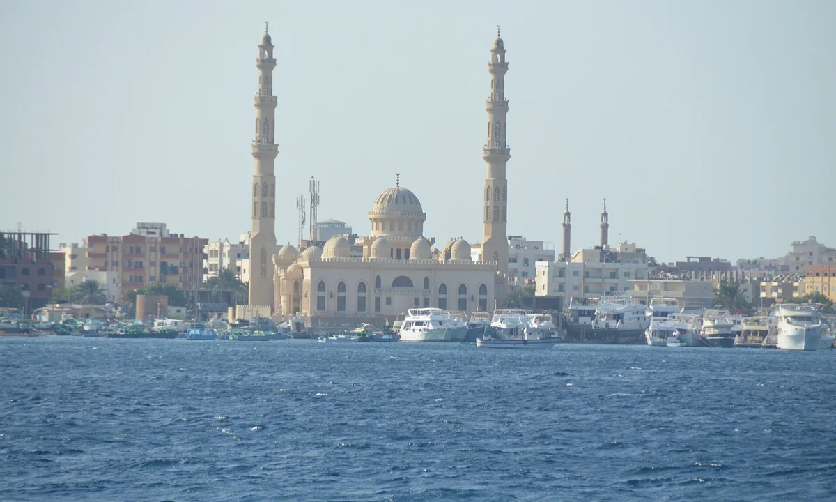 مسجد الميناء الكبير أحد معالم الغردقة