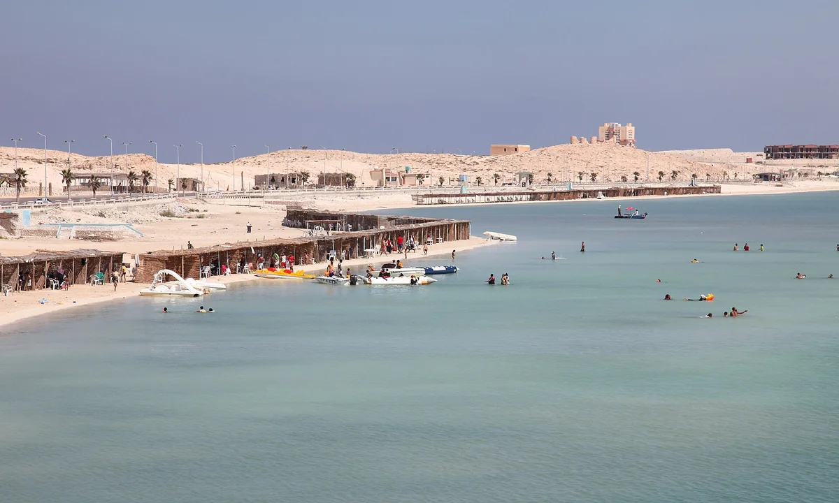 شاطئ مدينة مرسى مطروح على البحر المتوسط