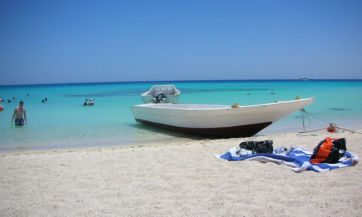 شاطئ جزيرة الجفتون في البحر الأحمر